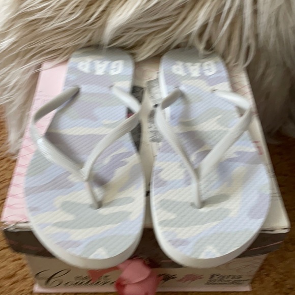 Gap camouflage summer flip flops size 7/8 - Picture 1 of 4